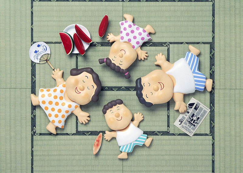 壇上晴子　畳が最高！夏の午後に和室の畳で昼寝をする家族イラスト