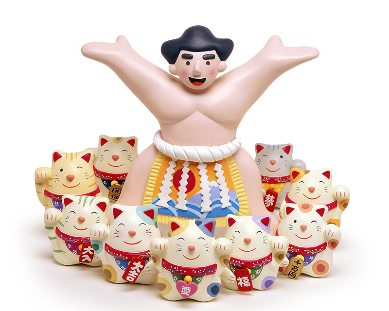 招き猫と相撲力士で日本の縁起物モチーフイラスト　招き猫に囲まれて笑顔で手をあげる横綱相撲力士に本文化イラスト