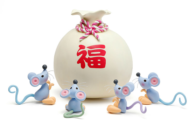 福袋と干支「子」ねずみイラスト　正月の福袋に集まるかわいいネズミたち