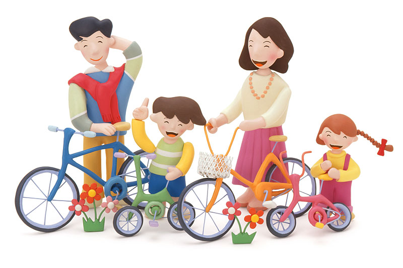 ファミリーイラスト　自転車でサイクリングする家族ファミリー