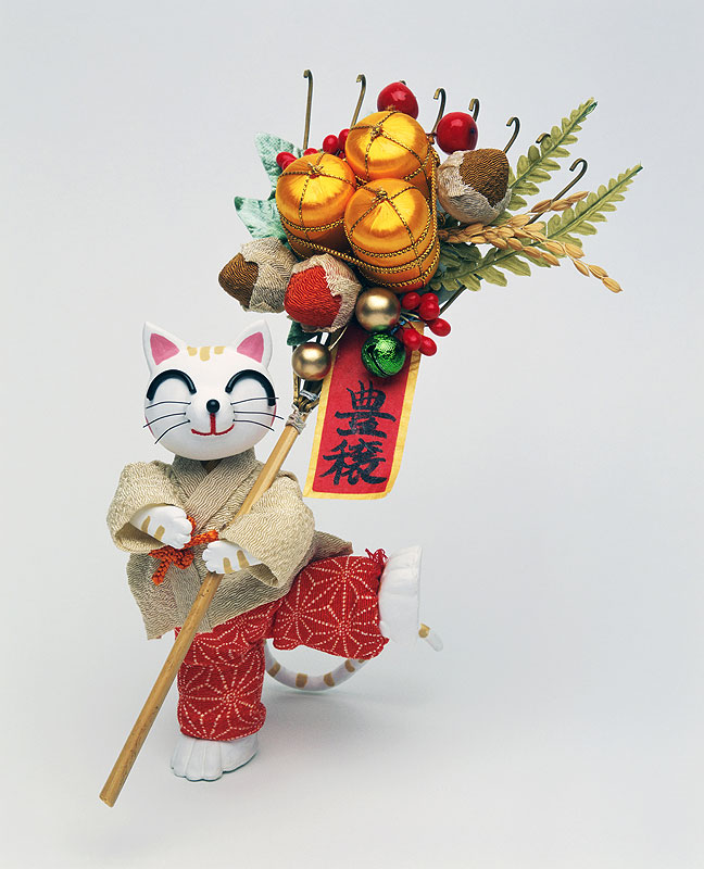 お正月イラスト　豊穣の熊手を持ち踊る和服姿の猫