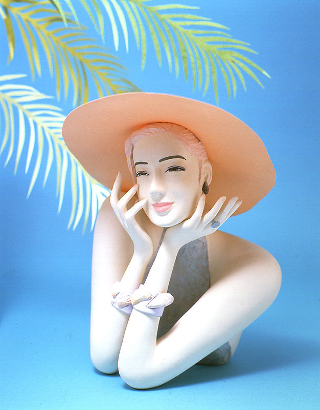 夏の日差し紫外線対策美白イラスト　帽子をかぶって夏の日差し紫外線対策をする美白の女性イラスト