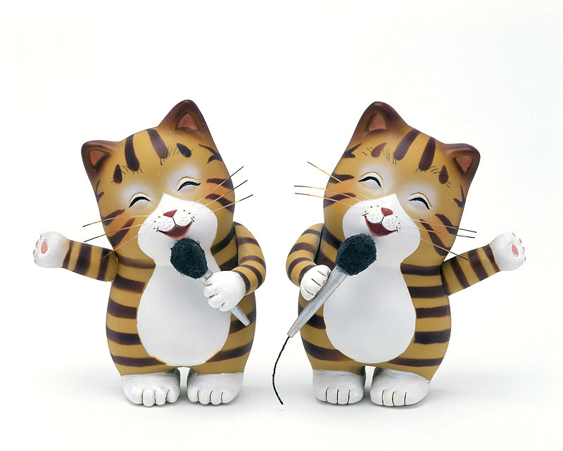 カラオケイラスト　マイクで歌う二匹のネコ