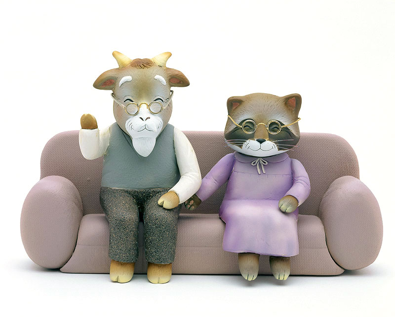 ファミリーイラスト　ソファーに座ったかわいい動物の老夫婦