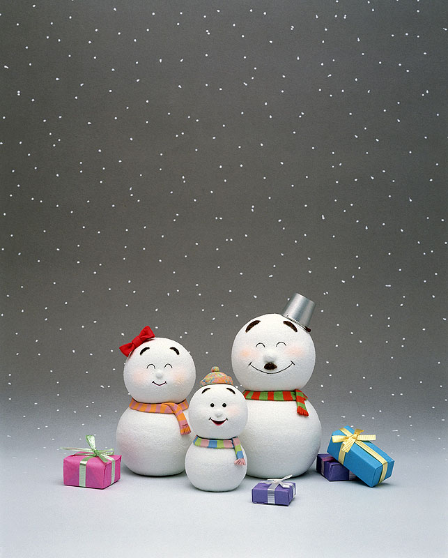クリスマスイラスト　プレゼントの箱と可愛い雪だるまの家族