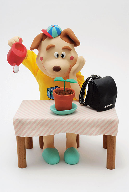 クレイ立体キャラクターイラスト　テーブルで鉢植えに水をやる子犬