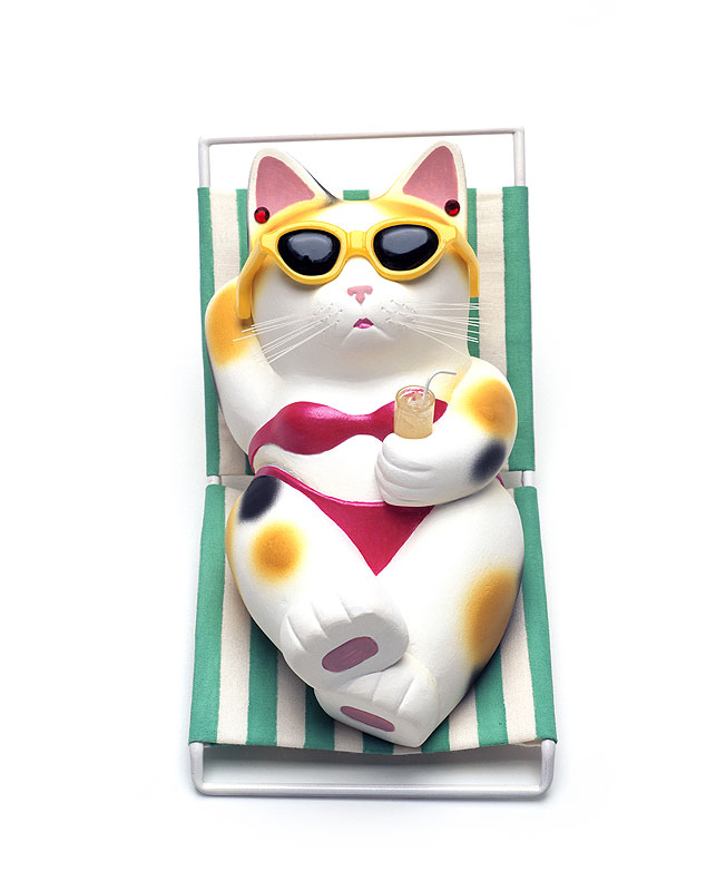 水辺のバカンス猫イラスト　デッキチェアで寝そべるビキニの三毛猫の水辺のバカンス猫イラスト