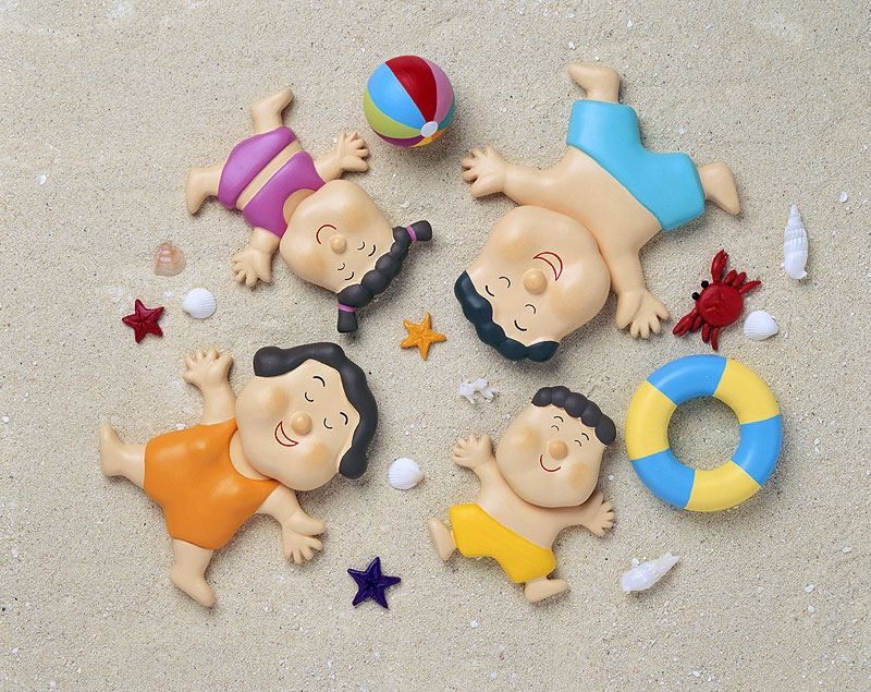 立体家族イラスト　夏の砂浜に寝ころぶ水着姿のほのぼの家族