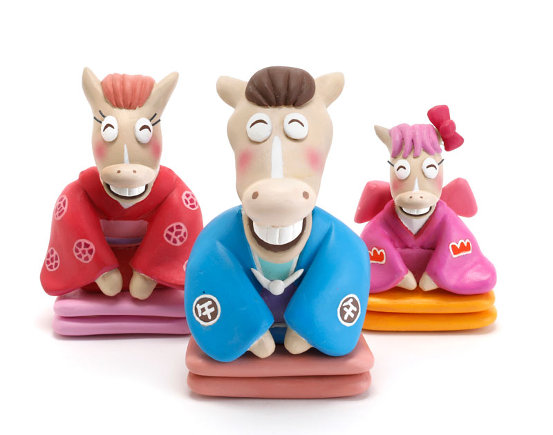 ウマの親子が笑顔でごあいさつ、新年を迎える馬の家族：正月イベントにぴったりの午年干支キャラクターイラスト