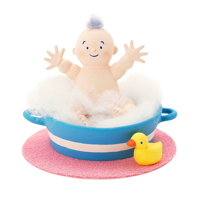 赤ちゃん入浴イラスト　たらいの中に座るかわいい赤ちゃん