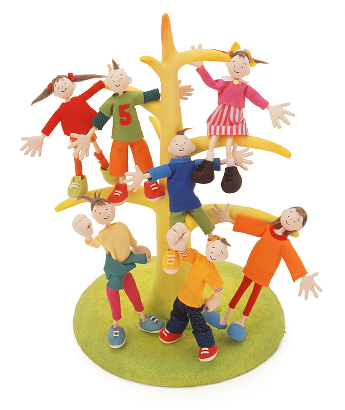 子供の日イラスト　木に登り両手を広げる子供たち