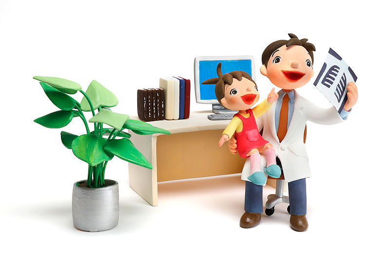 医師と子どもイラスト 診察室でレントゲン写真を見る