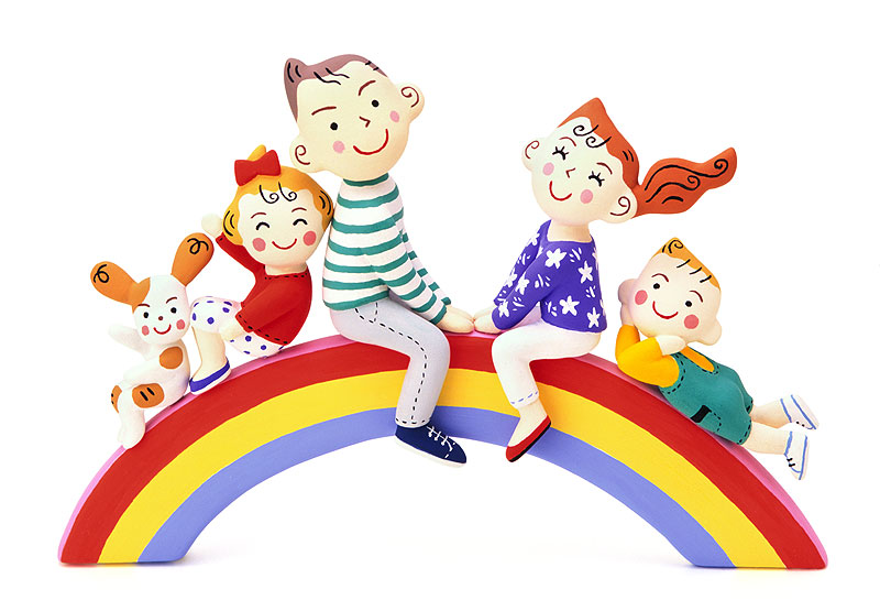 虹と家族イラスト・虹に乗る笑顔の家族