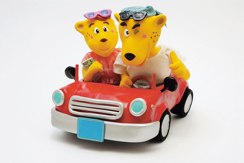 クレイ立体キャラクターイラスト 赤いオープンカーでドライブする豹のカップル