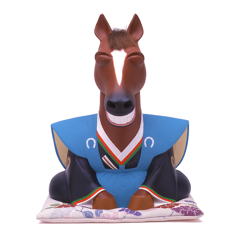 午年笑顔で挨拶するかわいい馬の正装イラスト：座布団に正座する正面向き羽織袴の馬