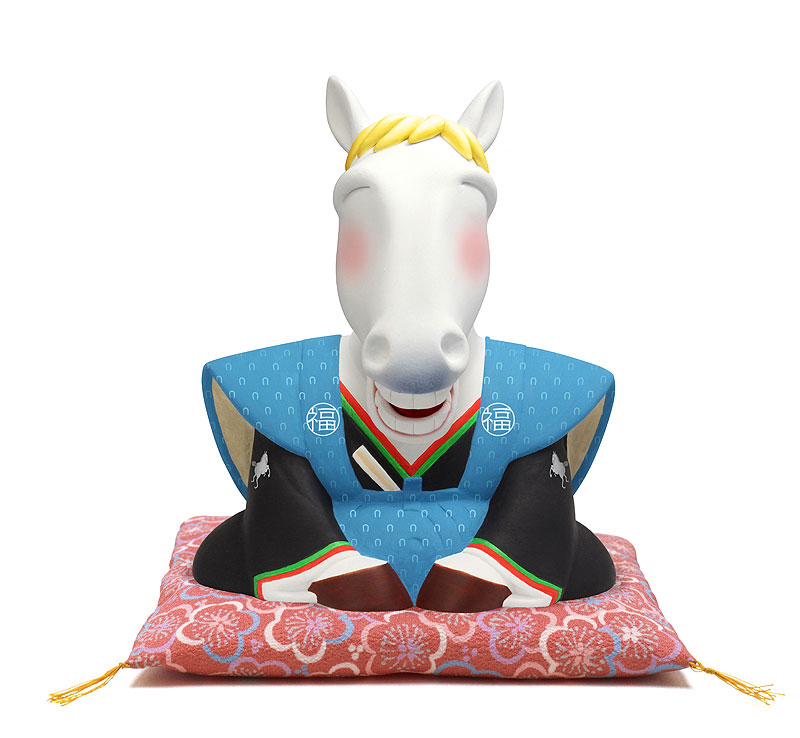 2014年の干支白い馬年賀状イラスト　座布団に座って笑顔の2014年の干支白い馬年賀状イラスト