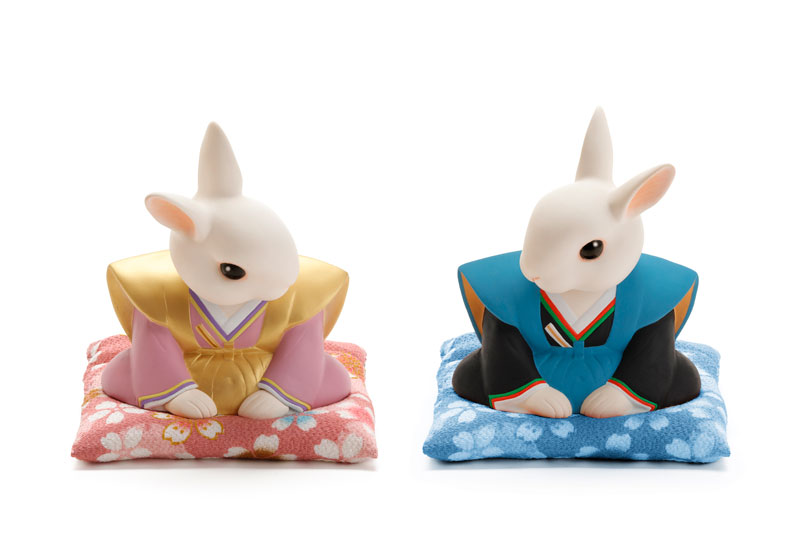 新春イラスト「卯イラスト」正月の挨拶をして見つめ合う夫婦ウサギ