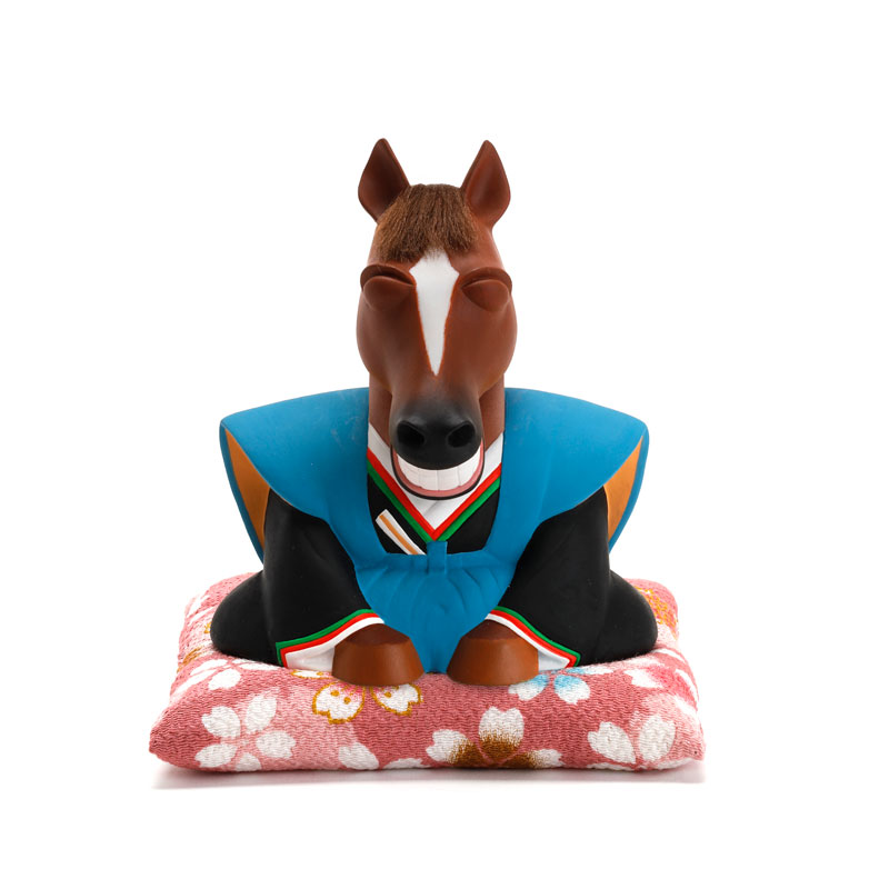青羽織で正面向き正座姿の馬キャライラスト・笑顔で新春のご挨拶！